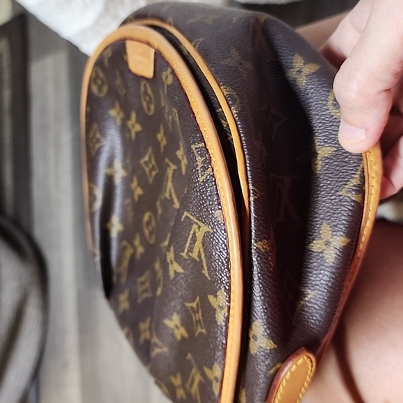 Louis Vuitton Monogram Menilmontant PM - Picture 5 of 16